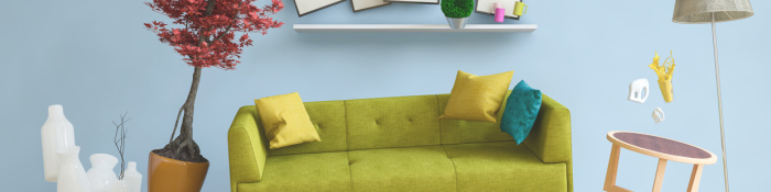 Digitalisierung im Möbelmarkt Möbelstücke erscheinen als Vorschau im Wohnzimmer vor blauer Wand
