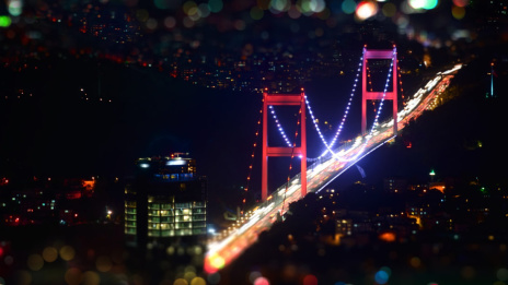 Bosporus-Brücke beleuchtet in der Nacht