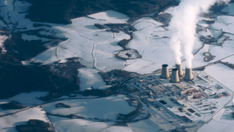 ESG Klimaschutz Kraftwerke auf Feld stoßen CO2 aus