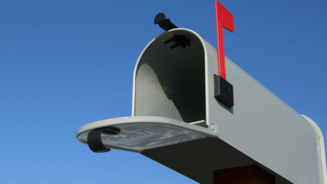 Datenschutz amerikanischer Briefkasten mit Anzeige, dass Post zugestellt wurde