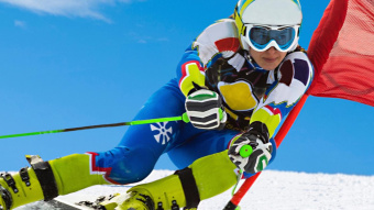 Diversität Skiläufer fährt auf Schnee um rote Fahne