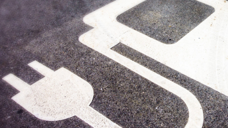 Energiewirtschaft Parkplatz mit Elektrotanksäulensymbol