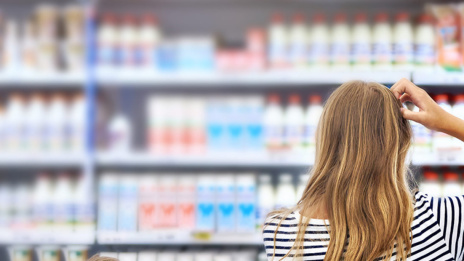 Handel der Zukunft Frau und kleiner Junge stehen nachdenklich vor Regal im Supermarkt