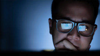 IT-Sicherheit Mann mit Brille schaut auf Desktop