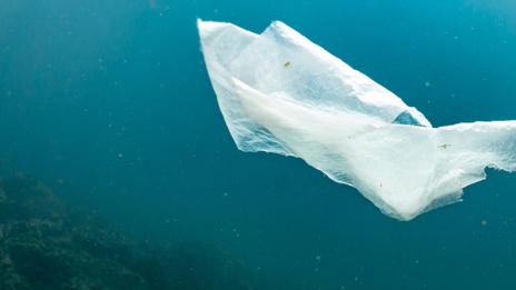 Umweltschutz Plastik schwimmt auf Meeresgrund