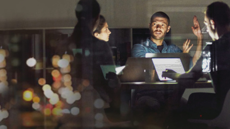 Digitale Einkaufsorganisation Menschen sitzen nachts in Büro an Laptops