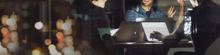 Digitale Einkaufsorganisation Menschen sitzen nachts in Büro an Laptops