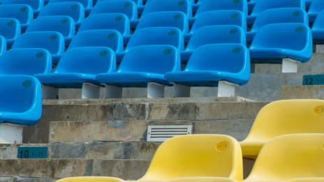 Smartes Stadion blaue und gelbe Sitze im Stadion