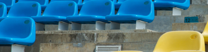 Smartes Stadion blaue und gelbe Sitze im Stadion