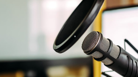 Globale Risiken Mikrofon steht vor Desktop