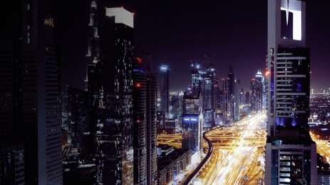 Digitalisierung im Rechnungswesen dynamische Straße neben hohen Gebäuden bei Nacht