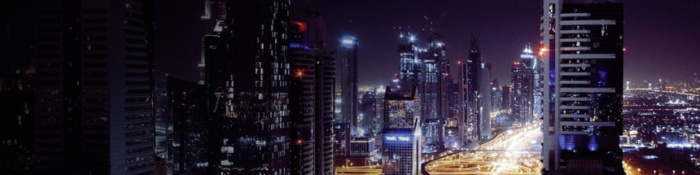 Digitalisierung im Rechnungswesen dynamische Straße neben hohen Gebäuden bei Nacht