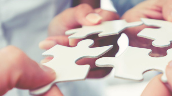 Data Sharing Personen fügen Puzzleteile zusammen