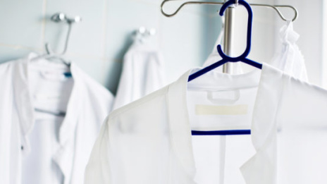 Fachkräftemangel im Krankenhaus Arztkittel hängt an Kleiderbügel