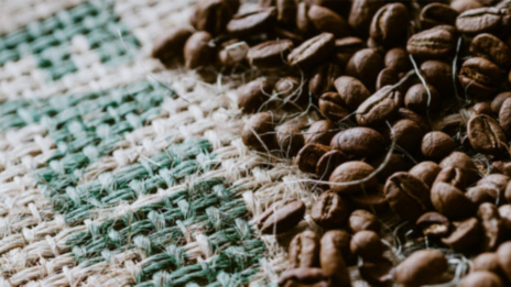 Daten im Handel Kaffeebohnen liegen auf Stoff