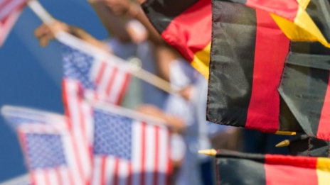 US-Unternehmen in Deutschland Menschen wehen die Flaggen der USA und Deutschland