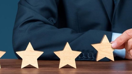 Social-Credit-System Mann in Anzug hebt einen Holzstern aus einer Reihe