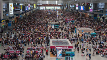 Bahnhof voll Menschen in China