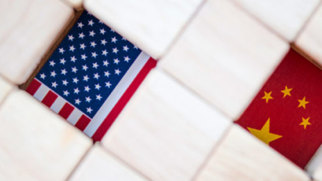 ESG: Ein weißes Geflecht mit einer kleinen amerikanischen und einer chinesischen Flagge