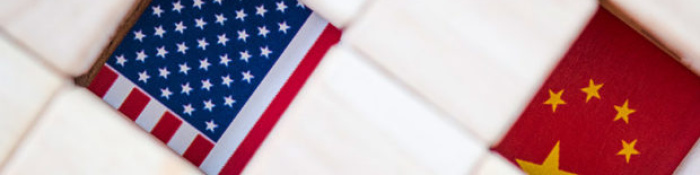 ESG: Ein weißes Geflecht mit einer kleinen amerikanischen und einer chinesischen Flagge