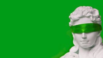 Statue mit grüner Augenbinde