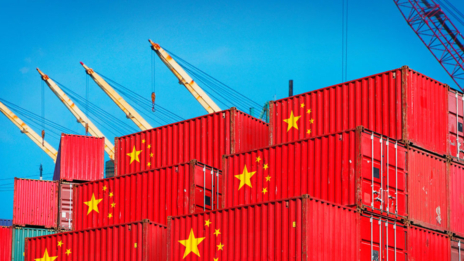 Rote Container übereinander gestapelt mit chinesischer Flagge 