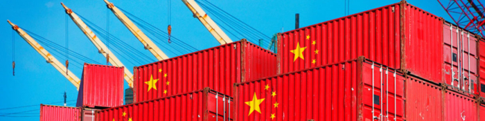 Rote Container übereinander gestapelt mit chinesischer Flagge 
