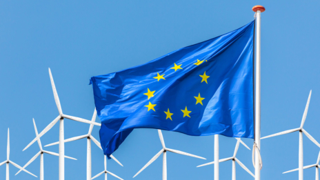 EU-Taxonomie: EU-Fahne und Windräder