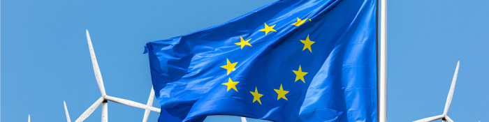 EU-Taxonomie: EU-Fahne und Windräder