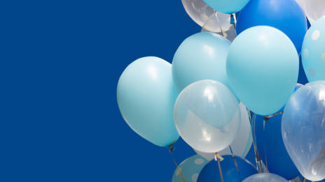 Bunte Luftballons vor blauem Hintergrund