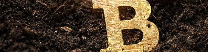 Goldenes B für Bitcoin auf schwarzer Erde