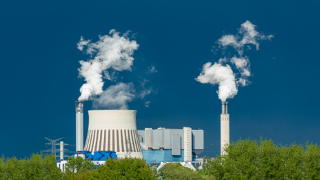 Das Foto zeigt ein Kraftwerk. Aus den Schornsteinen steigt dicker weißer Rauch. Nach Anpassung der EU-Taxonomie gilt Atomkraft unter bestimmten Umständen als nachhaltig. 