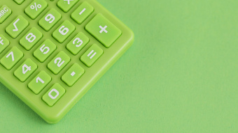 ESG: Grüner Taschenrechner mit weißen Tasten auf grünem Hintergrund