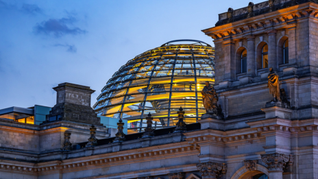 Cyber Security: Die Kuppel des deutschen Bundestages in der Dämmerung. 