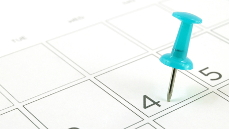 ESG: Eine türkisfarbene Pinnnadel ist auf der Zahl vier eines Kalenderblattes befestigt.