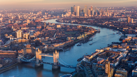 Luftaufnahme von London. Im Vordergrund die berühmte Tower Bridge. Im Hintergrund Wolkenkratzer. 