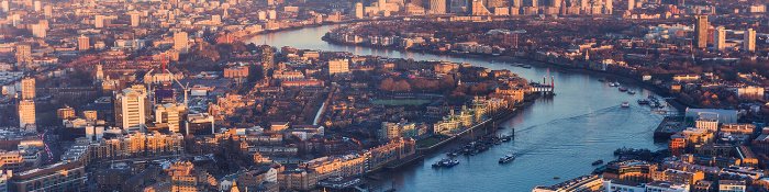 Luftaufnahme von London. Im Vordergrund die berühmte Tower Bridge. Im Hintergrund Wolkenkratzer. 