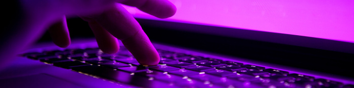 Digitale Transformation: Finger auf einer Laptop-Tastatur