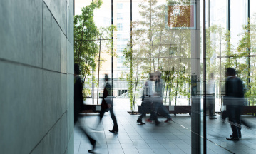 ESG: Eine Person läuft durch ein öffentliches Verwaltungsgebäude. 