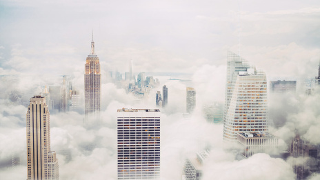 New York City Skyline in Wolken