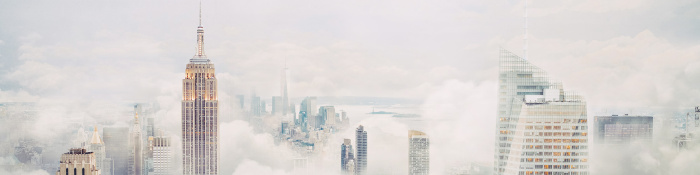 New York City Skyline in Wolken