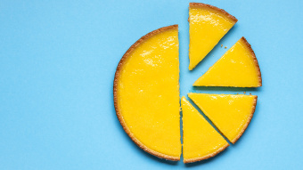 Zitronenkuchen geschnitten vor blauem Hintergrund