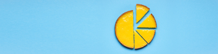 Zitronenkuchen geschnitten vor blauem Hintergrund