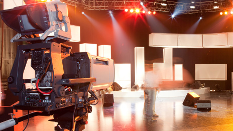 Compliance: Ein leeres Fernsehstudio, im Vordergrund links eine TV-Kamera