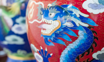 Decoupling: Drachenmuster auf dem Körper einer chinesischen Cloisonné-Vase