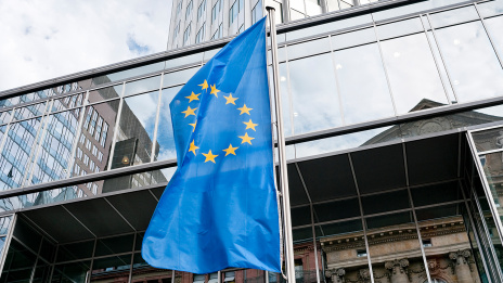 EU-Bankenunion: EU-Flagge weht vor Hochhaus.