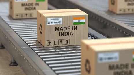 Made in India: Ein Paket liegt auf einem Förderband zum Export bereit.