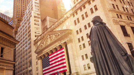 Das Hauptfassade des New Yorker Börsengebäudes in der Wall Street, im Vordergrund rechts eine Statue von George Washington