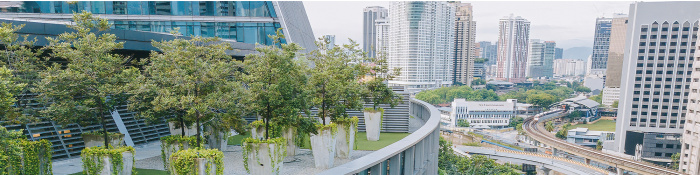 ESG: Grüne Gärten auf Hochhäusern in einer Stadt