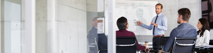 Ein Chief Financial Officer präsentiert im Meeting im Büro neue Geschäftszahlen.